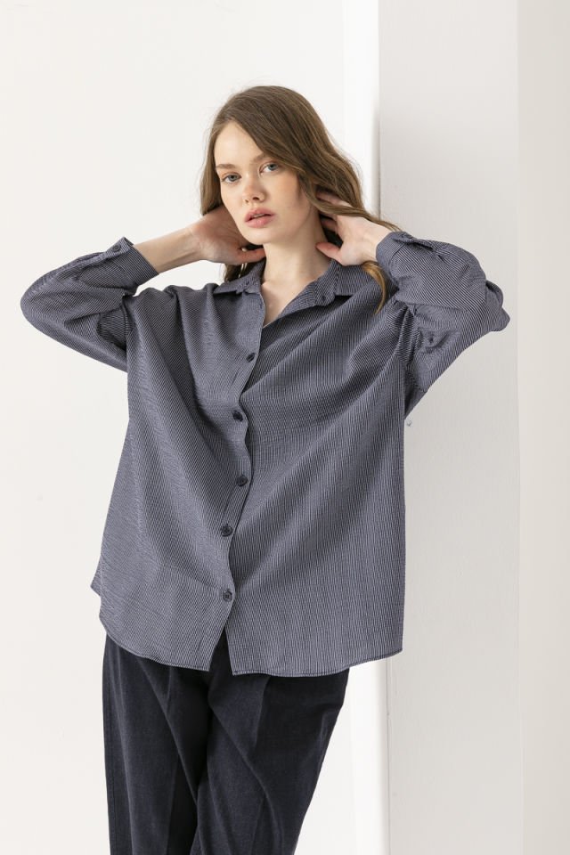 Oversize Çizgi Detaylı Lacivert Beyaz Tırtıklı Gömlek