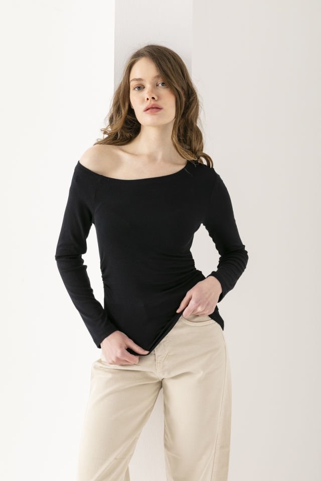 Siyah Kayık Yaka Düşük Omuz Body